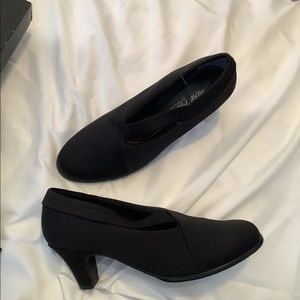 Black Rose Petals walking shoes